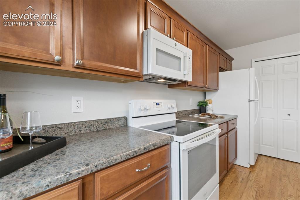 Image 9 of 35: Kitchen
