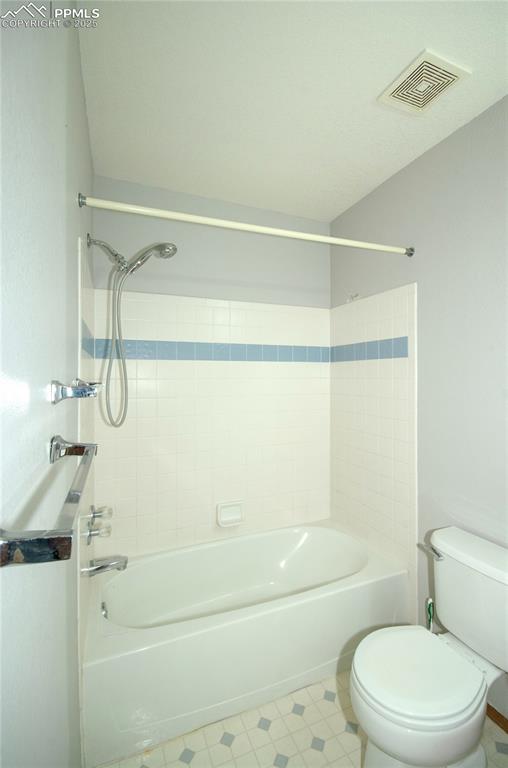 Image 26 of 41: upstairs hall bath
