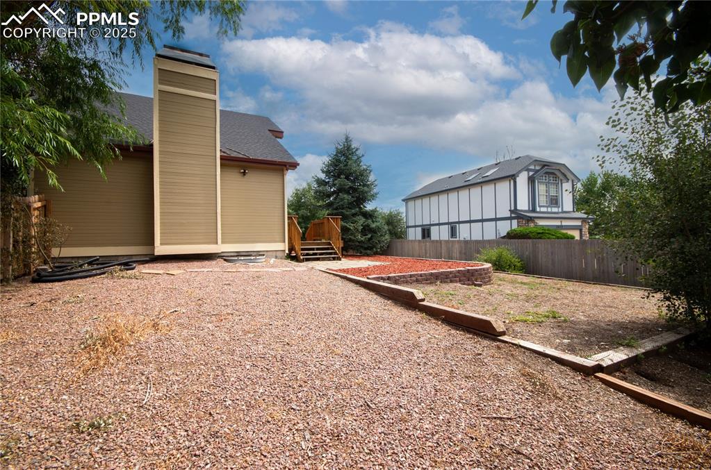 Image 36 of 41: Side yard available for future RV Parking