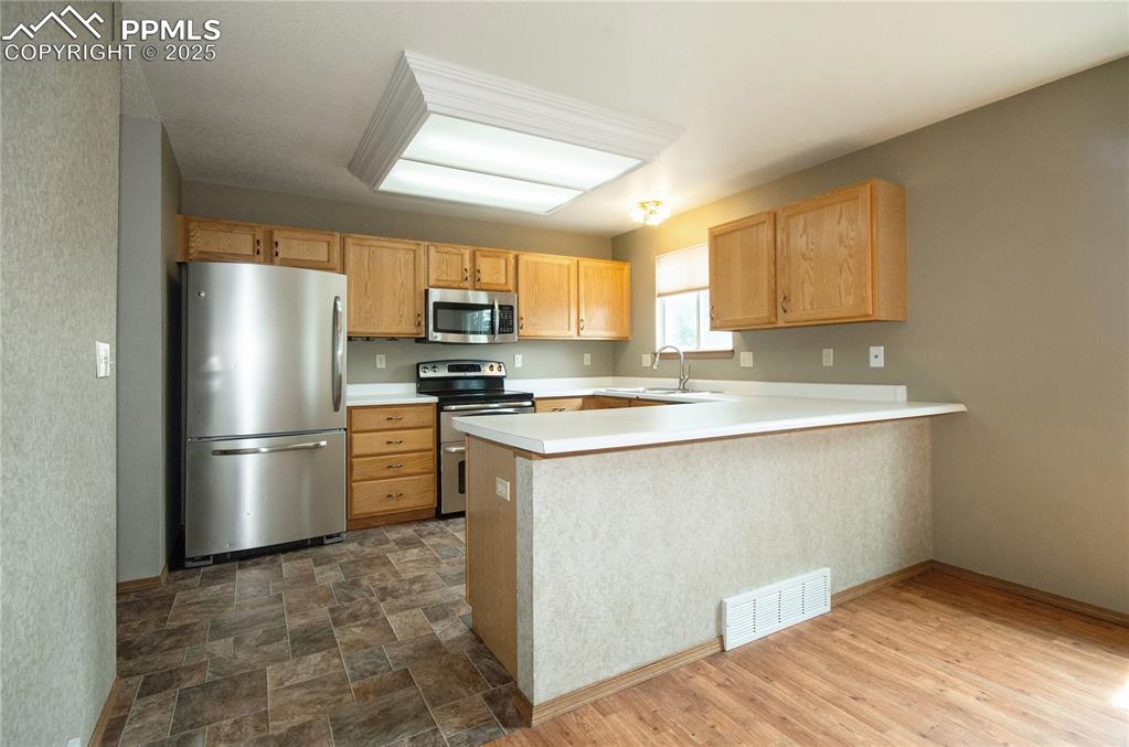 Image 8 of 41: Kitchen
