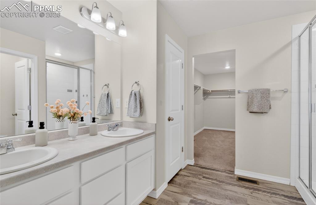 Image 11 of 28: Bathroom