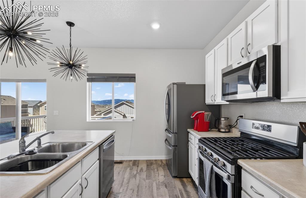 Image 7 of 28: Kitchen