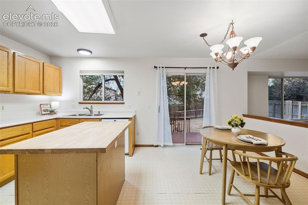 Image 10 of 50: Kitchen