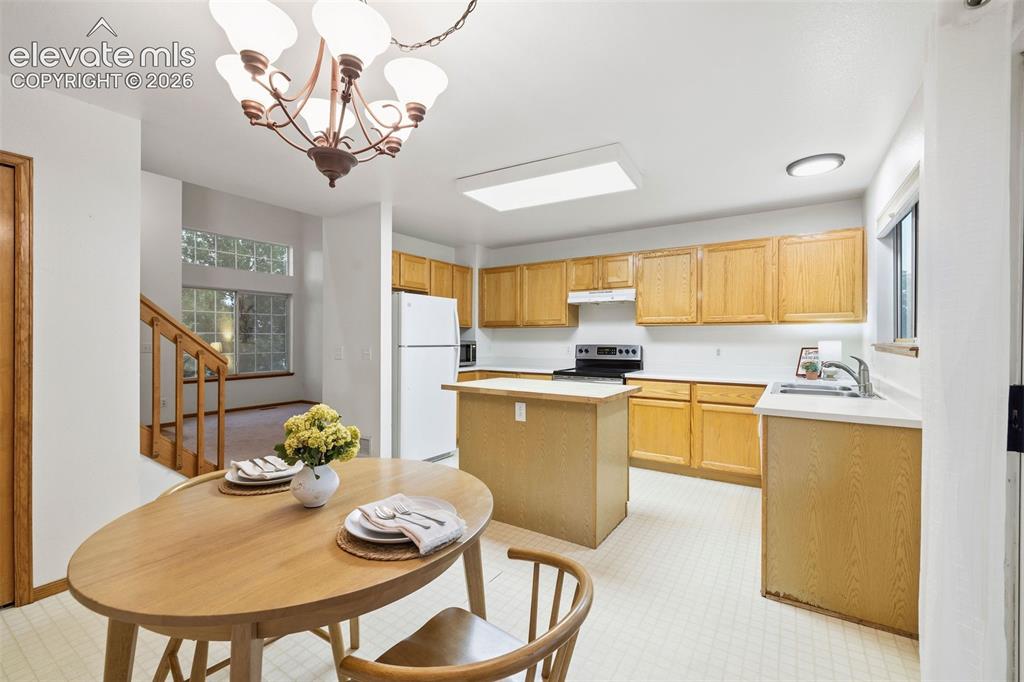 Image 11 of 50: Kitchen