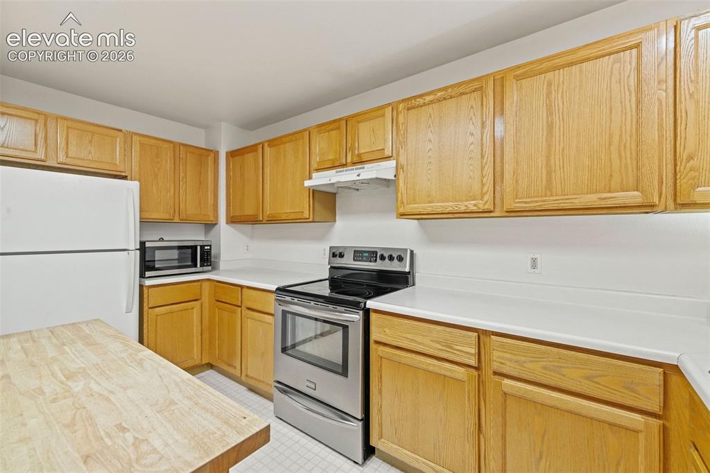 Image 12 of 50: Kitchen