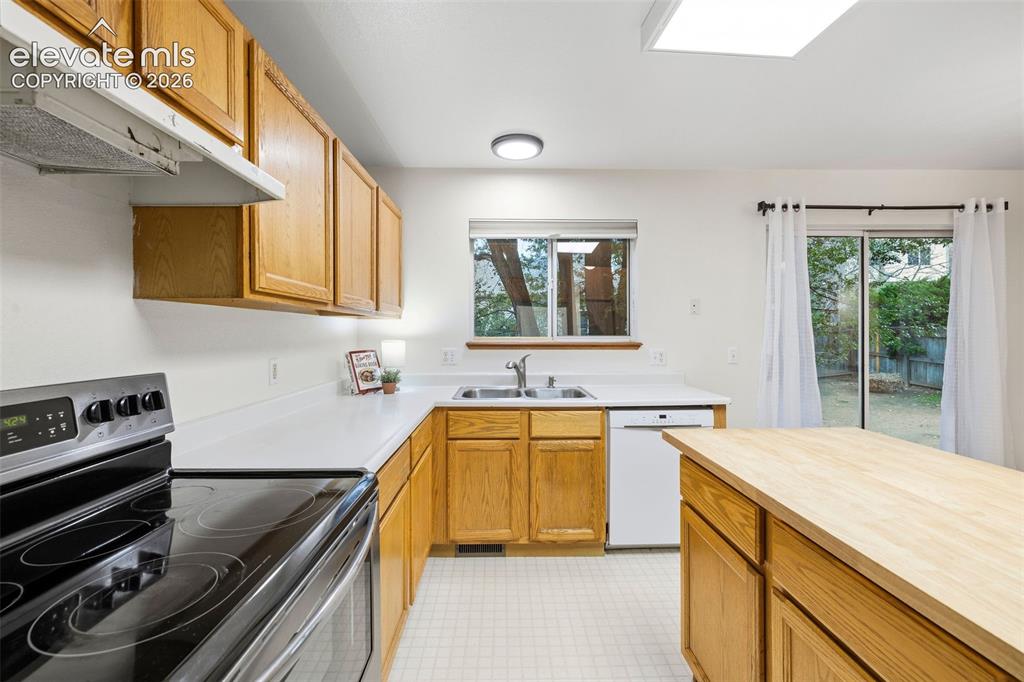 Image 13 of 50: Kitchen