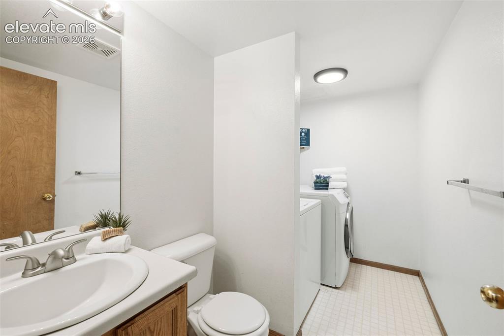 Image 18 of 50: Bathroom