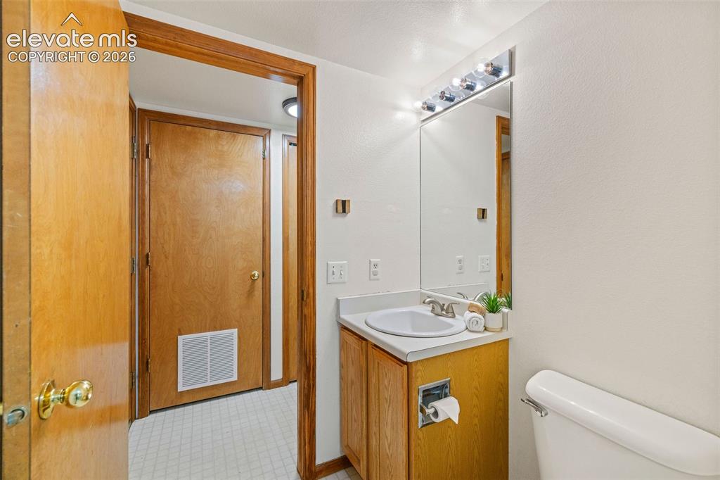 Image 19 of 50: Bathroom