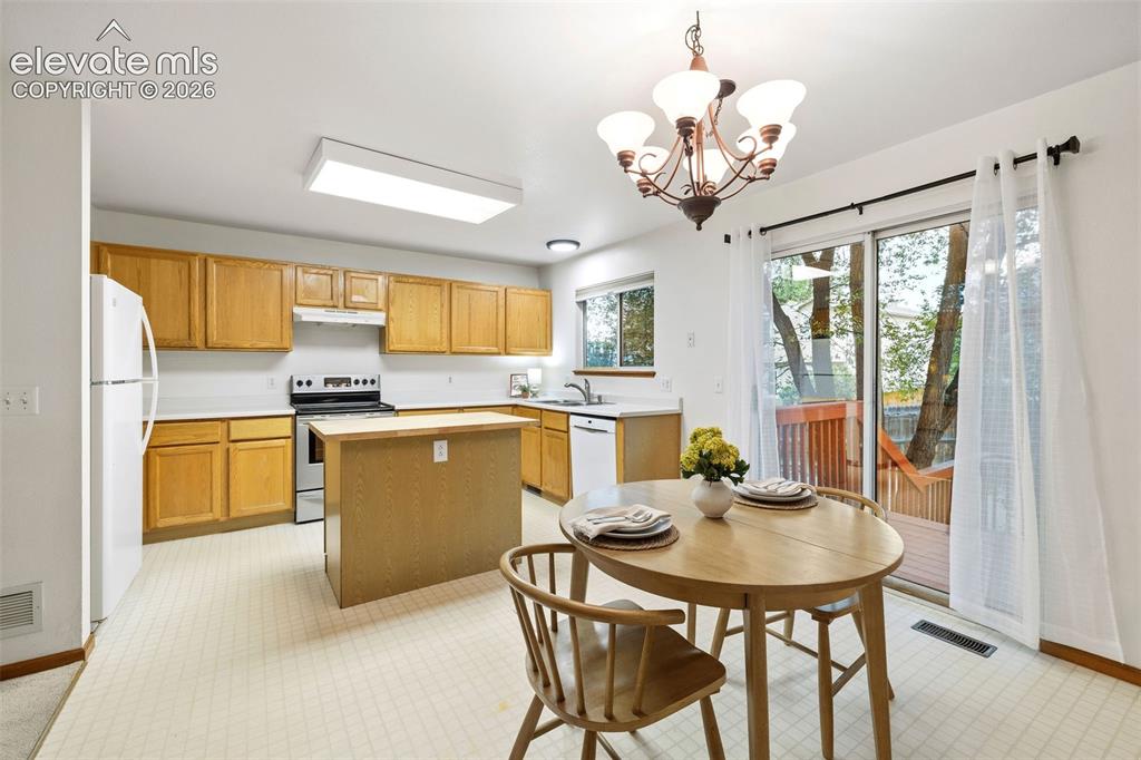 Image 9 of 50: Kitchen