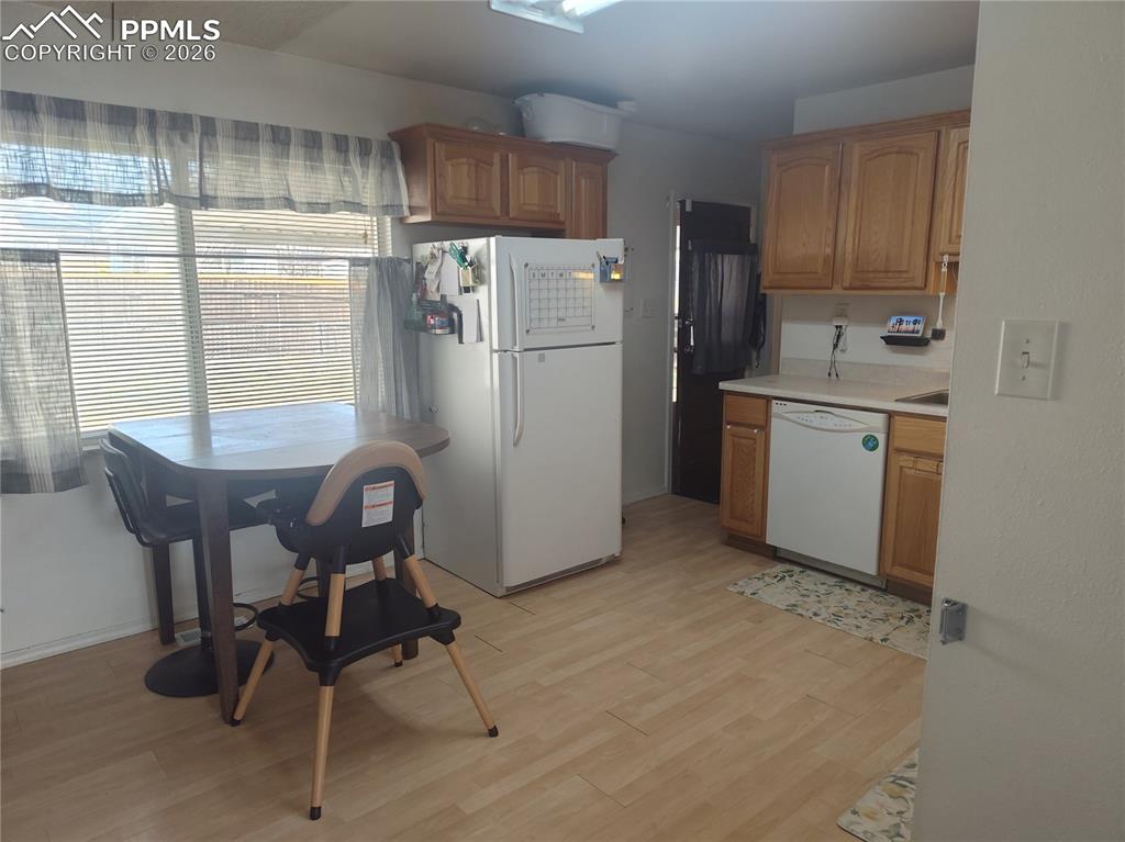 Image 10 of 39: Kitchen