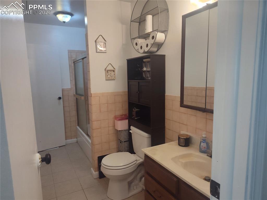 Image 13 of 39: Bathroom