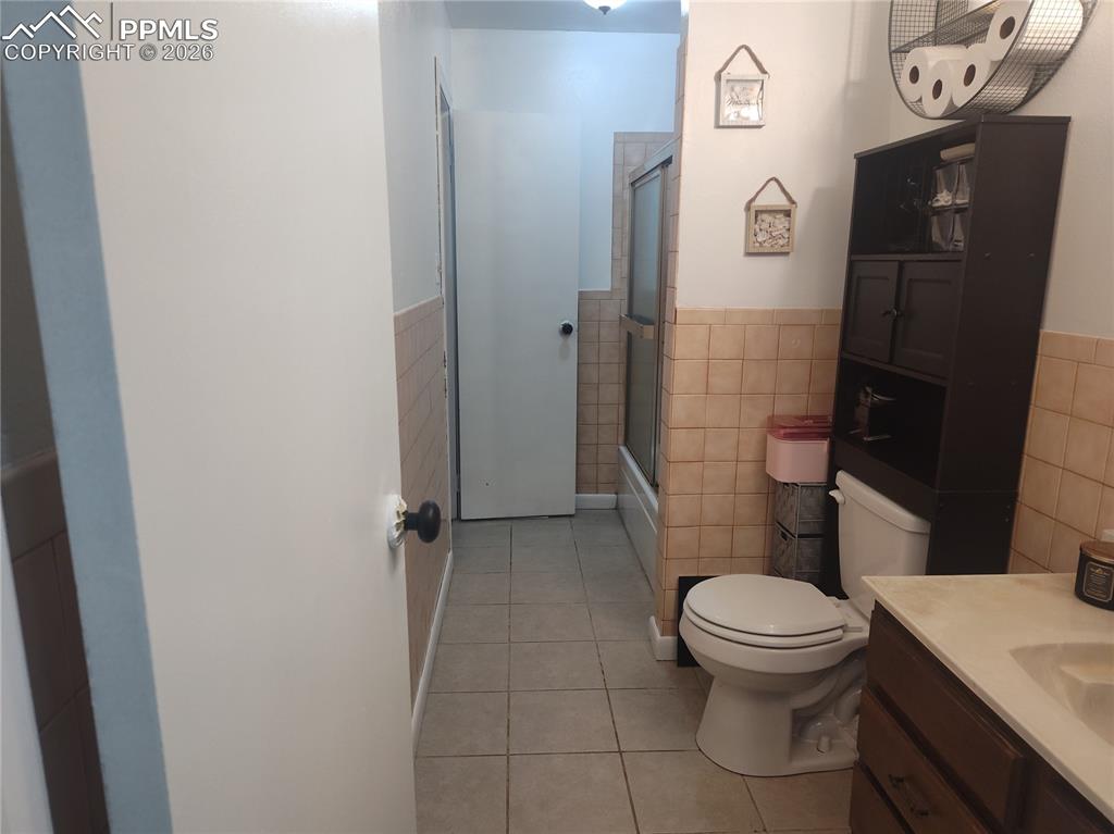 Image 14 of 39: Bathroom