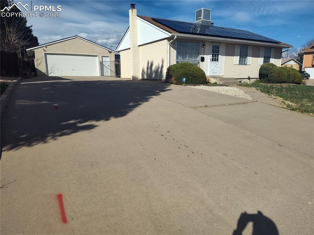 Image 45 of 45: Oversize driveway can accommodate 6 or more vehicles