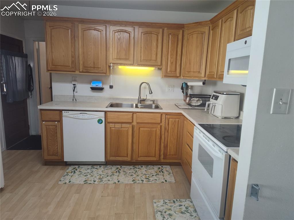 Image 8 of 39: Kitchen