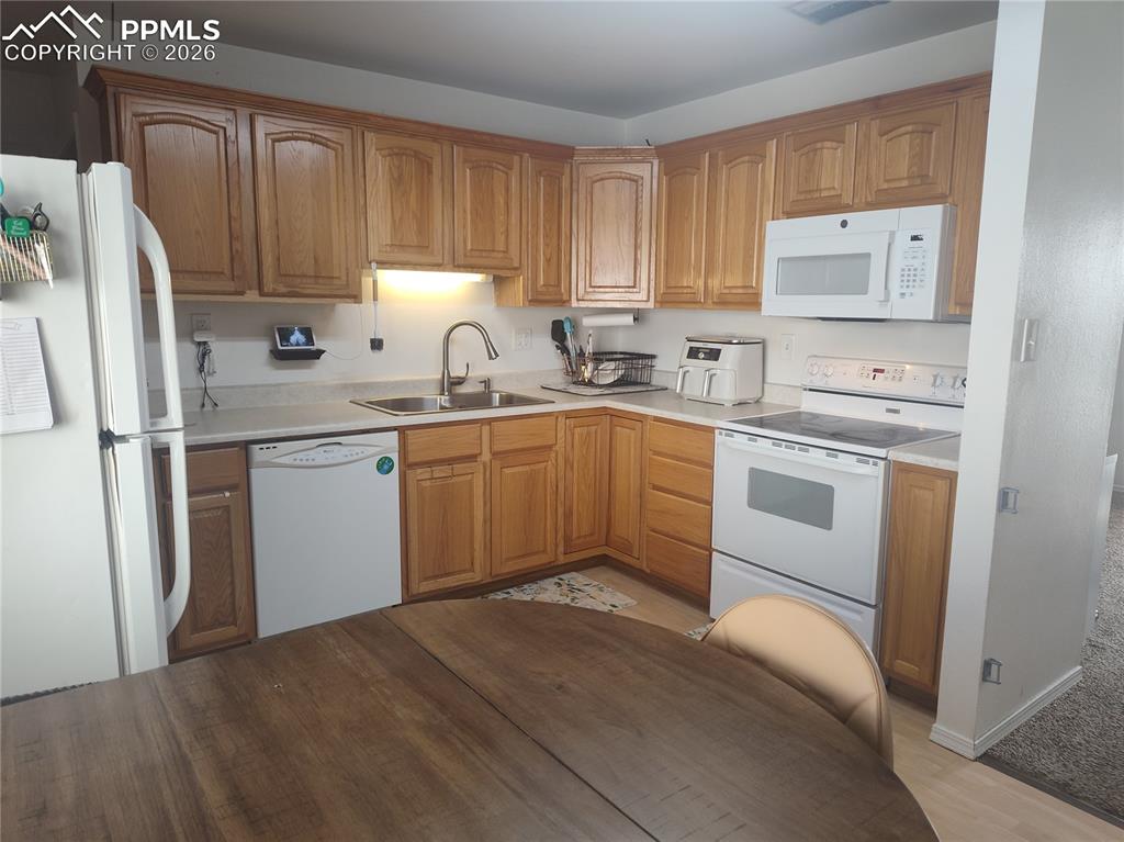 Image 9 of 39: Kitchen