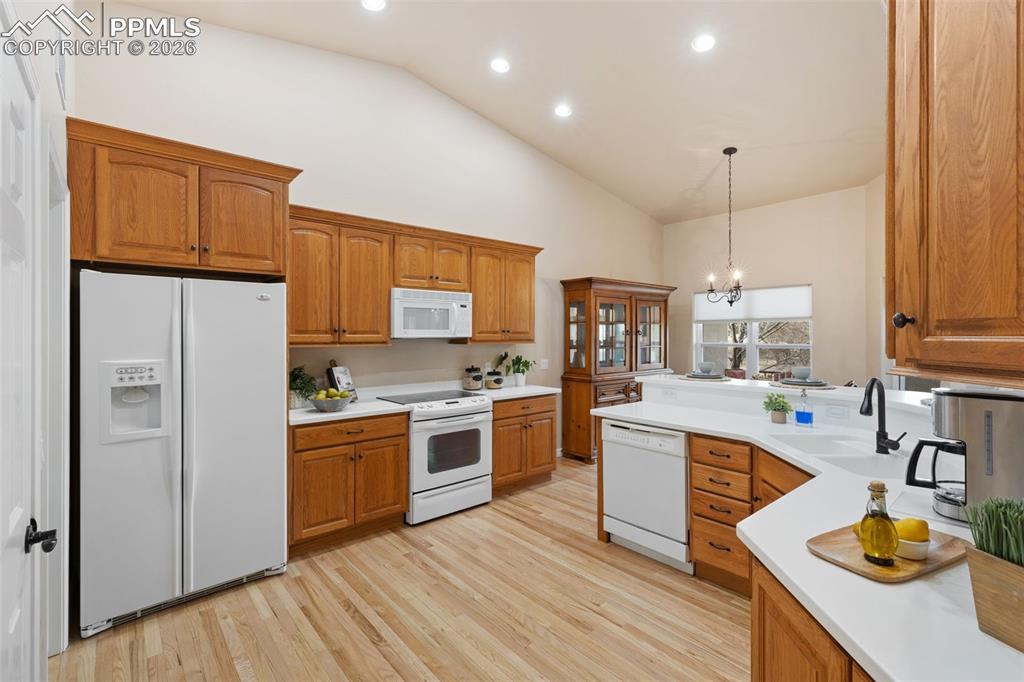 Image 11 of 31: Kitchen