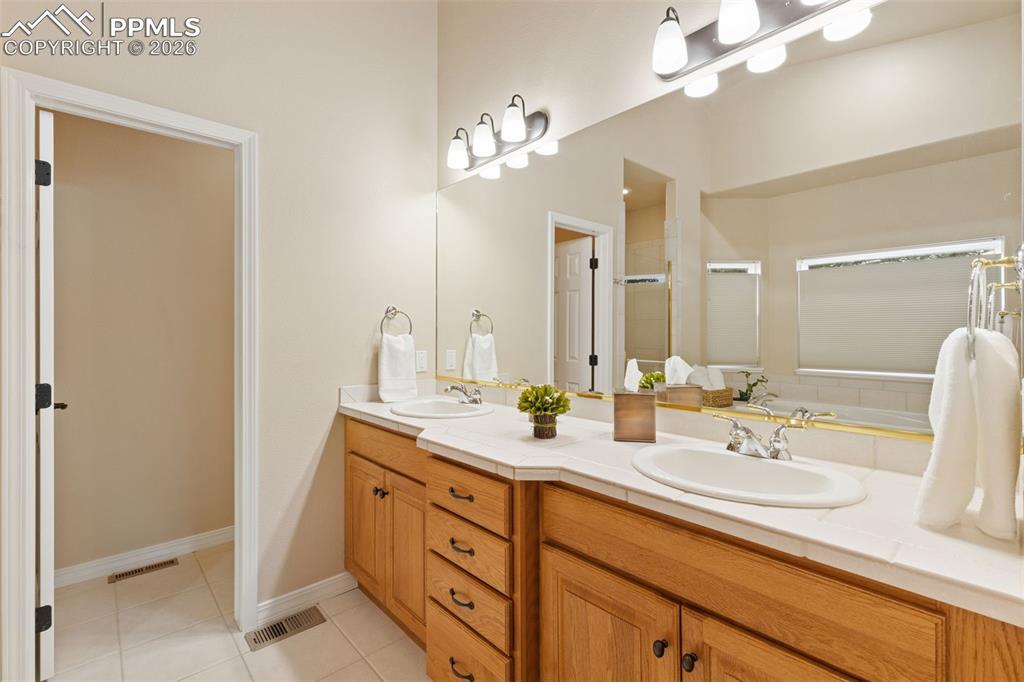 Image 17 of 31: Bathroom