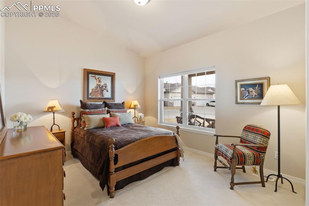 Image 19 of 31: Bedroom