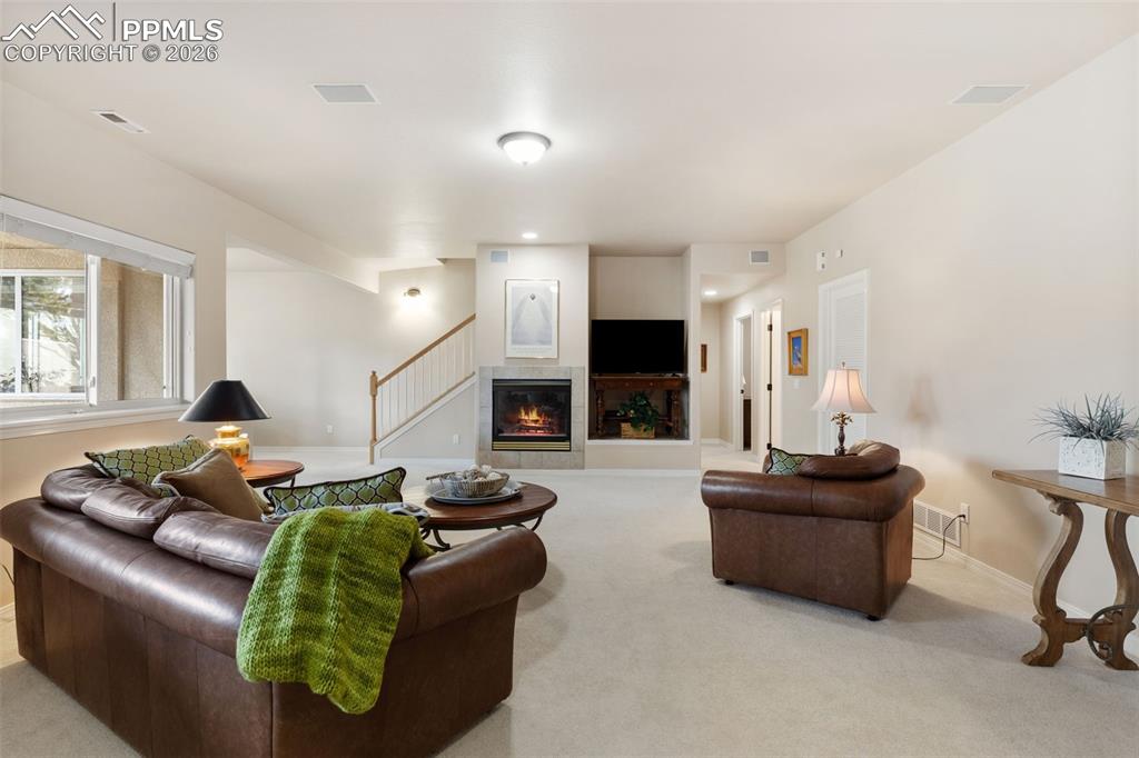 Image 22 of 31: Living Room