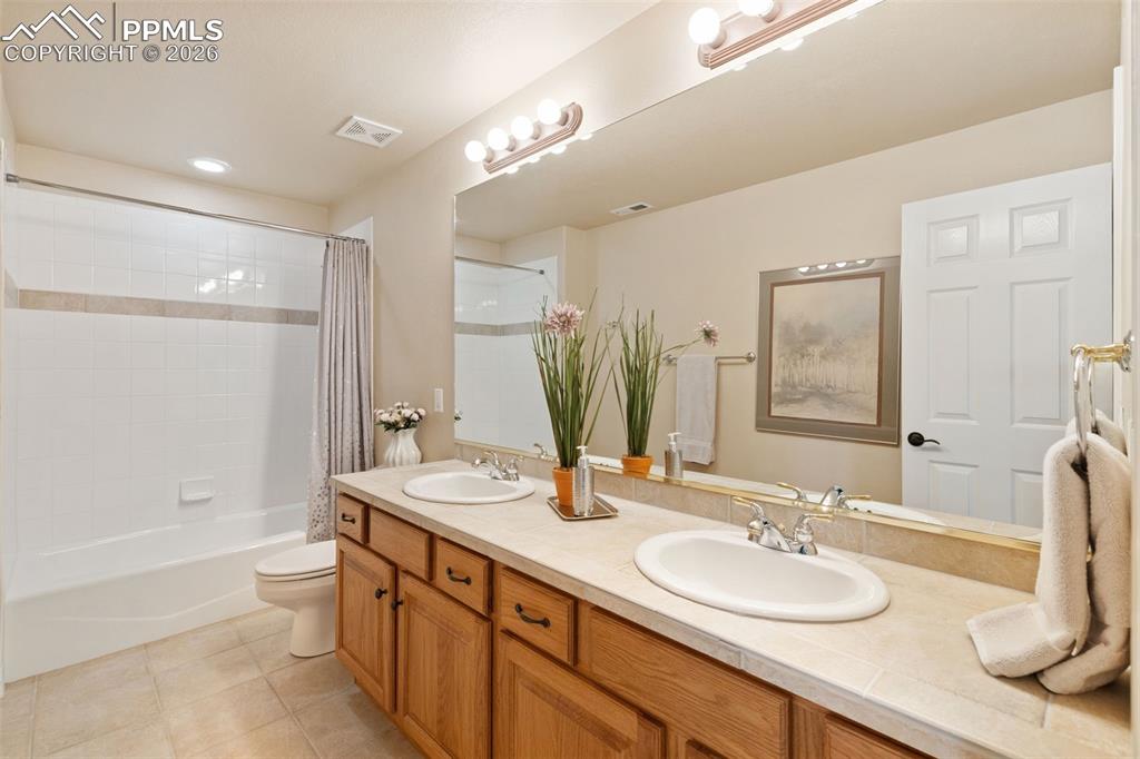 Image 25 of 31: Bathroom