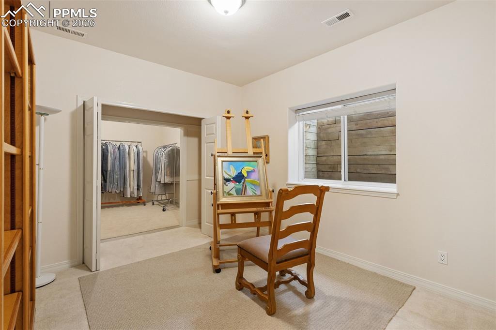 Image 26 of 31: Office