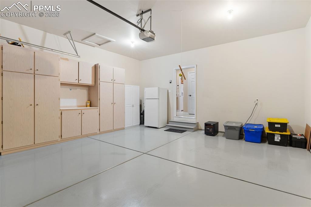 Image 28 of 31: Garage