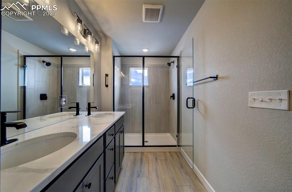 Image 22 of 44: Bathroom