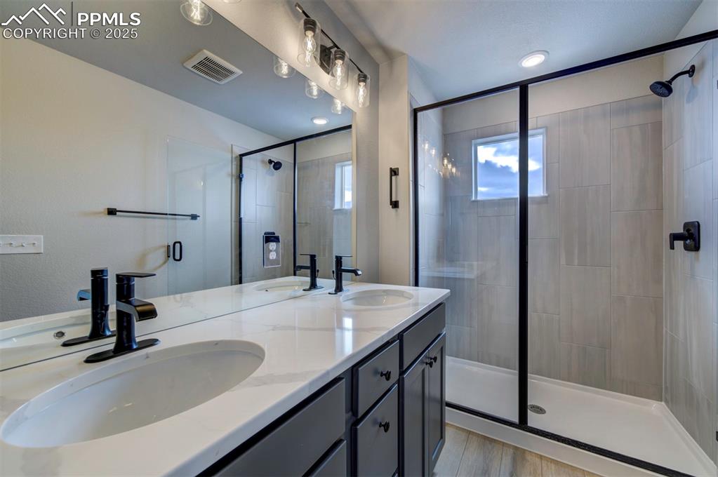 Image 23 of 44: Bathroom