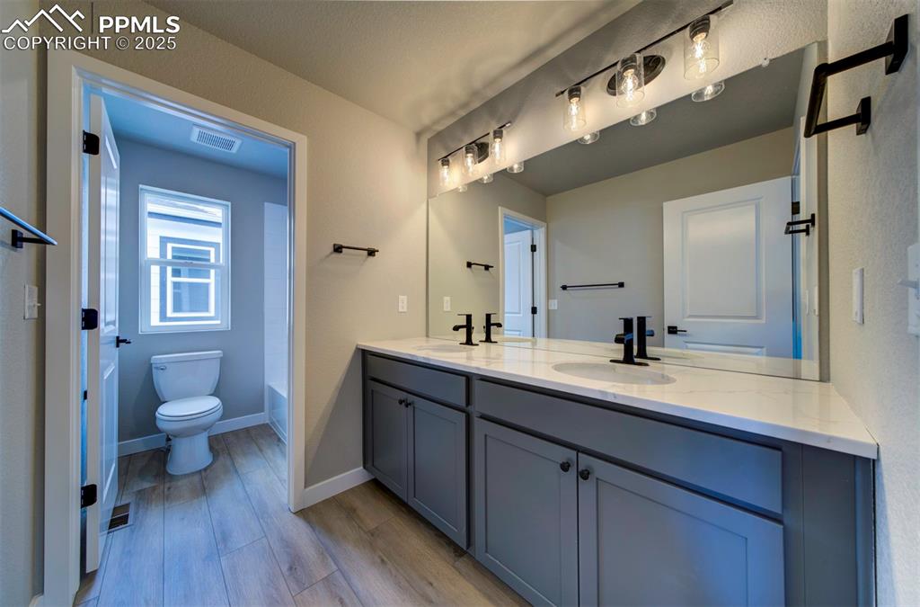 Image 28 of 44: Bathroom