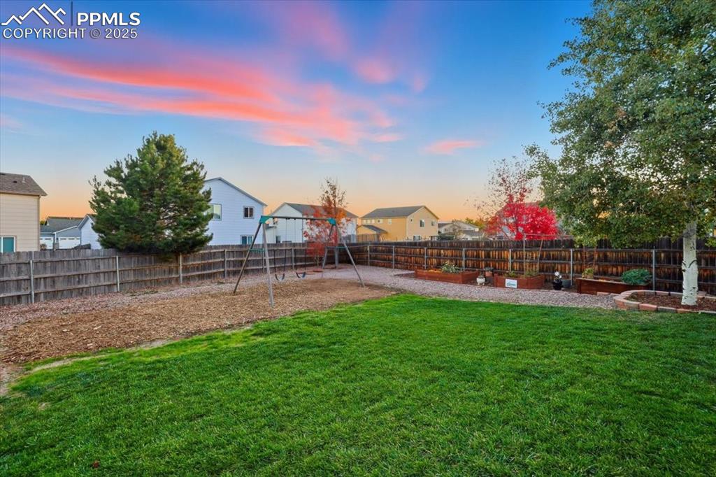 Image 20 of 37: Yard