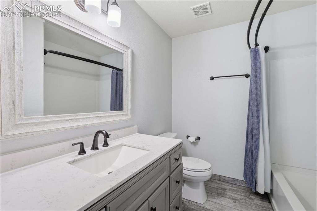 Image 7 of 37: Bathroom