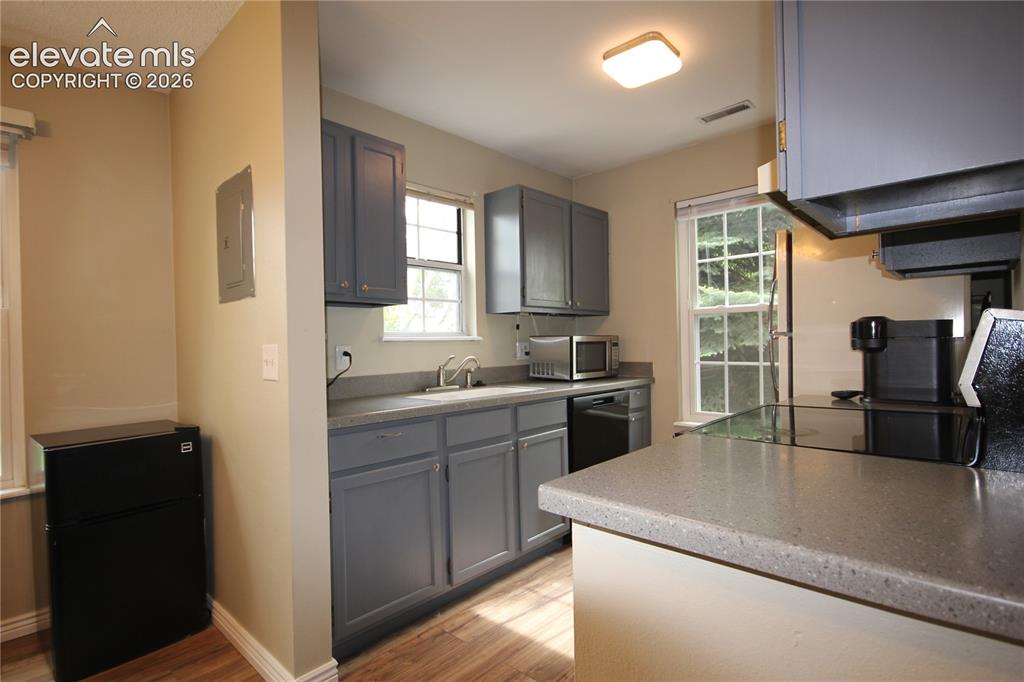 Image 13 of 33: Solid Counter tops