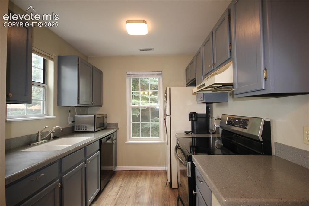 Image 14 of 33: Kitchen