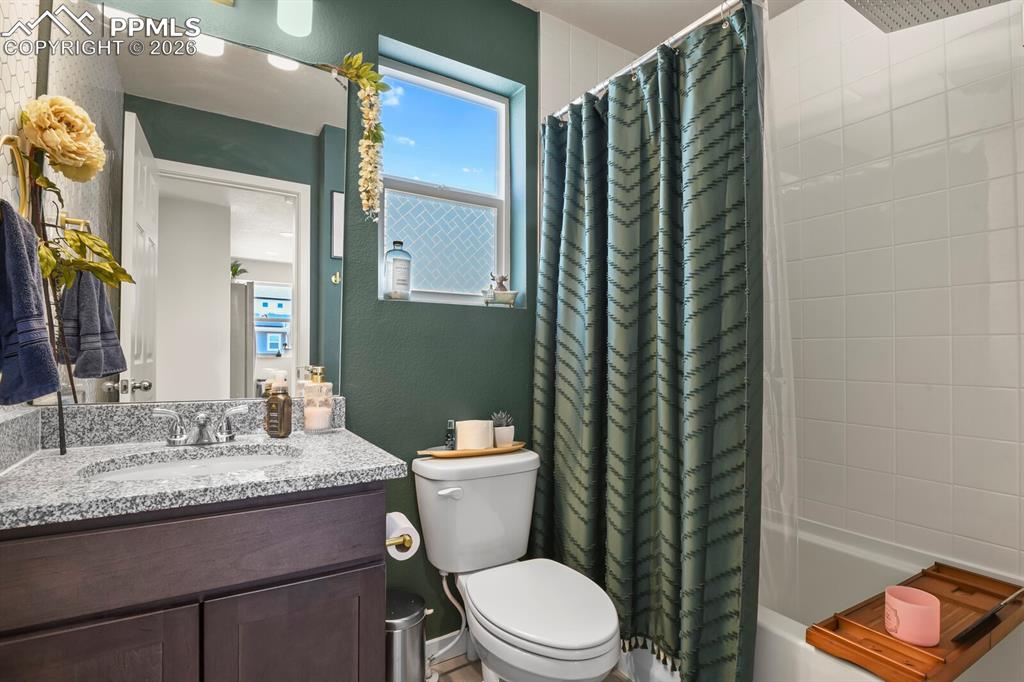 Image 21 of 31: Bathroom