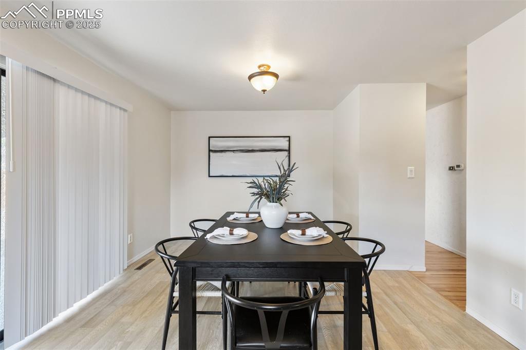 Image 11 of 31: LARGE DINING AREA