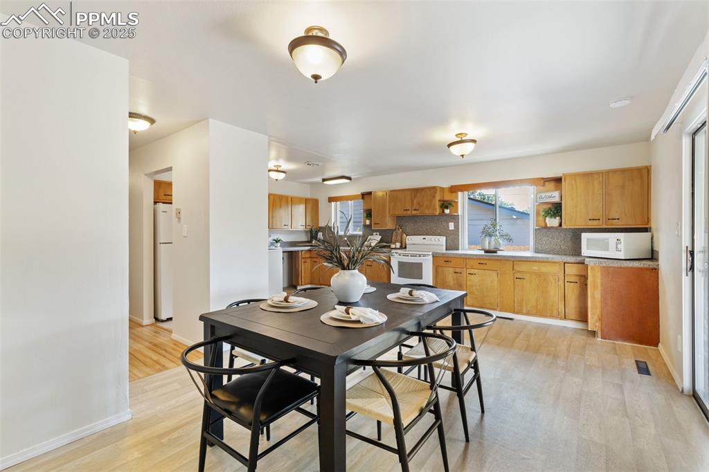 Image 12 of 31: EAT-IN KITCHEN/DINING AREA