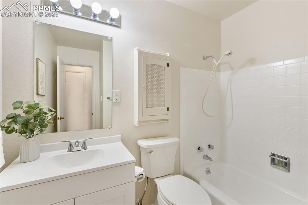 Image 19 of 31: FULL BATHROOM IN HALL