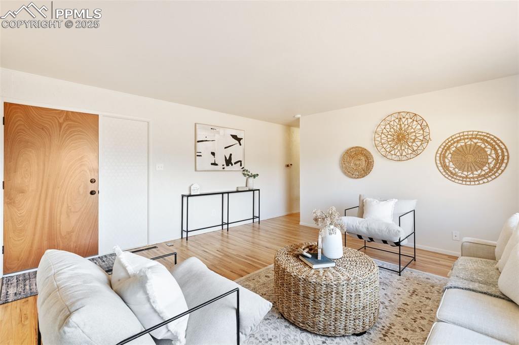 Image 6 of 31: SPACIOUS LIVING ROOM