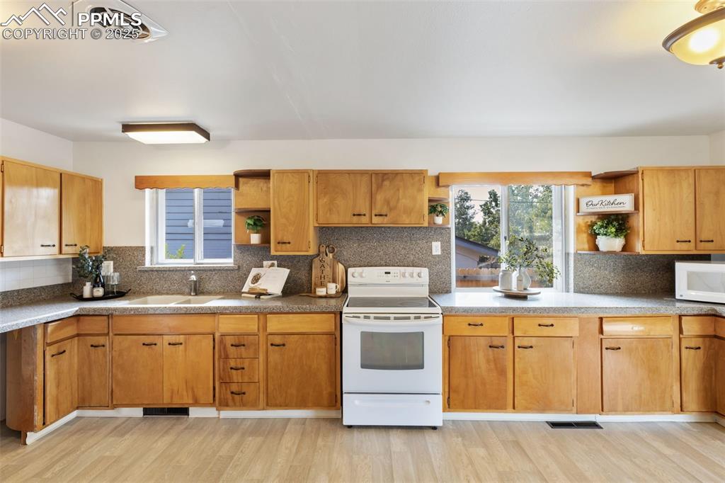 Image 8 of 31: LARGE KITCHEN WITH GRANITE COUNTERTOPS