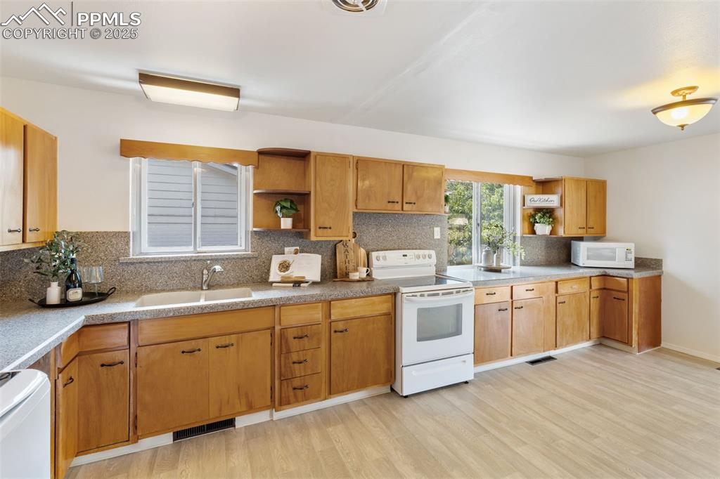 Image 9 of 31: PLENTY OF KITCHEN CABINETS