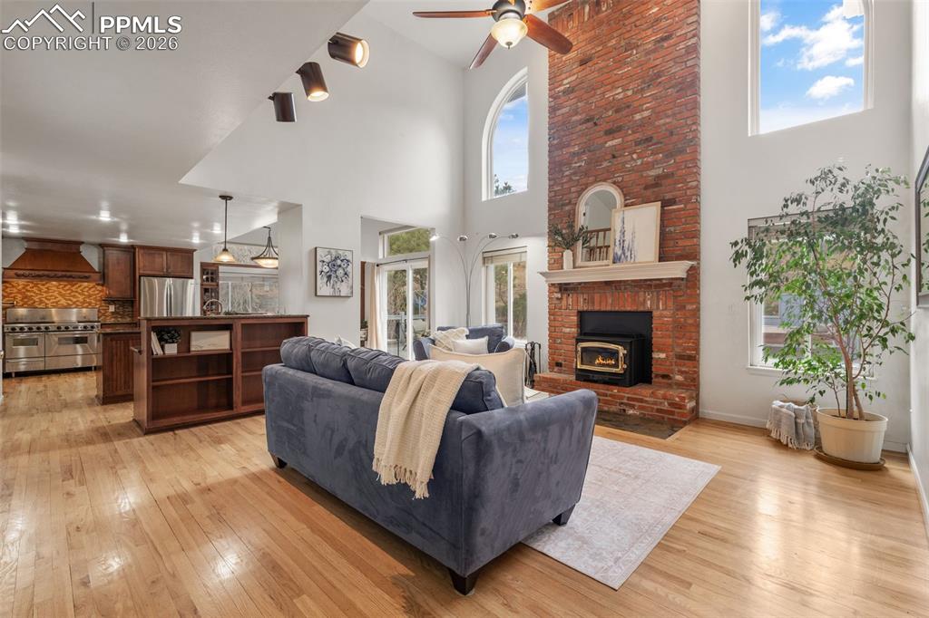 Image 10 of 50: Living Room