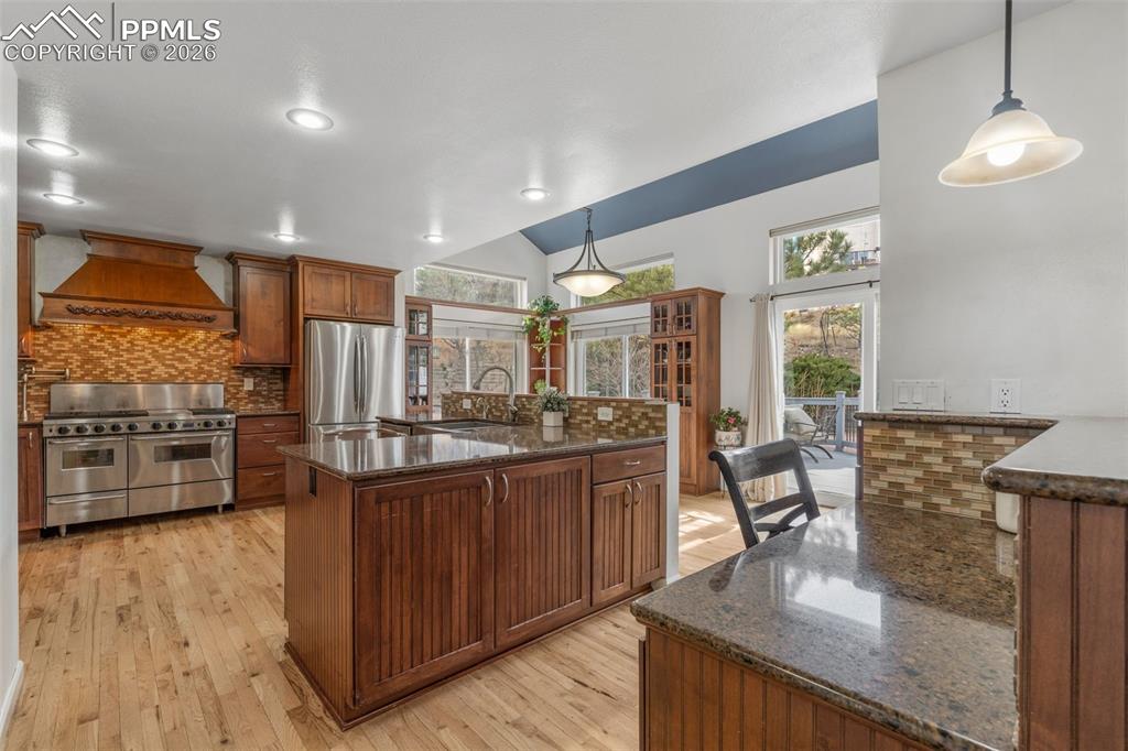 Image 16 of 50: Kitchen