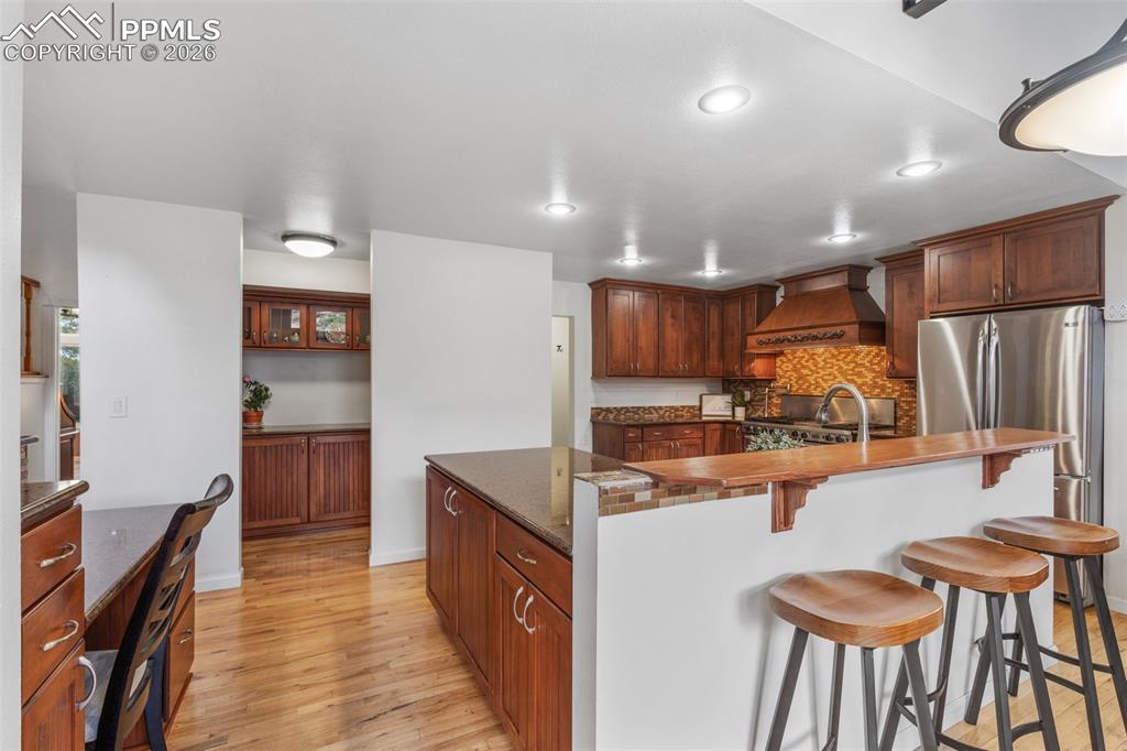 Image 18 of 50: Kitchen