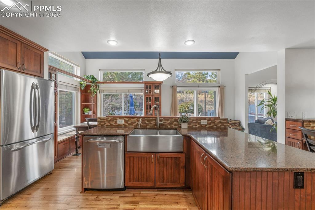 Image 20 of 50: Kitchen