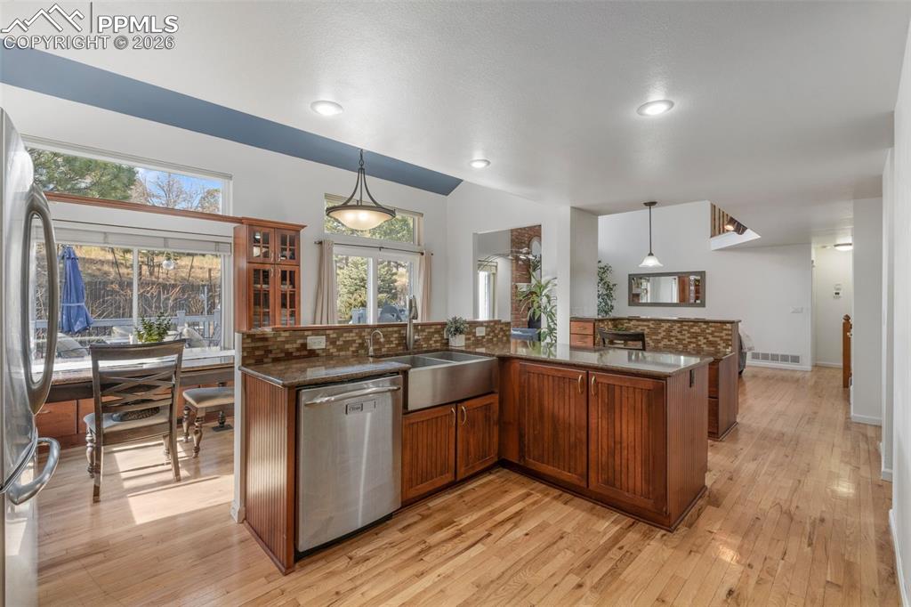 Image 21 of 50: Kitchen