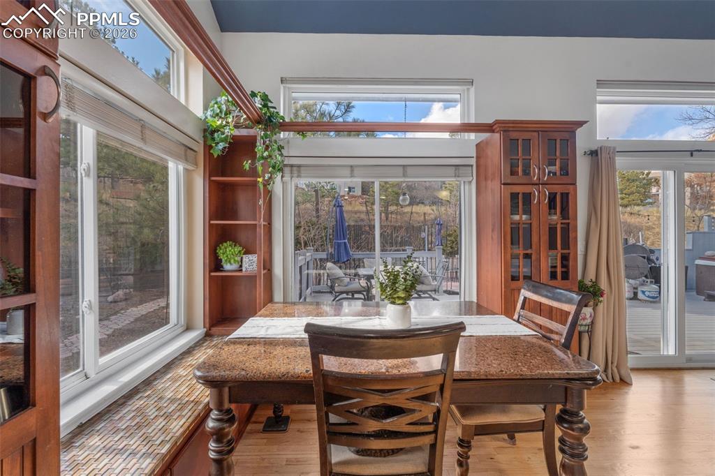 Image 23 of 50: Dining Area