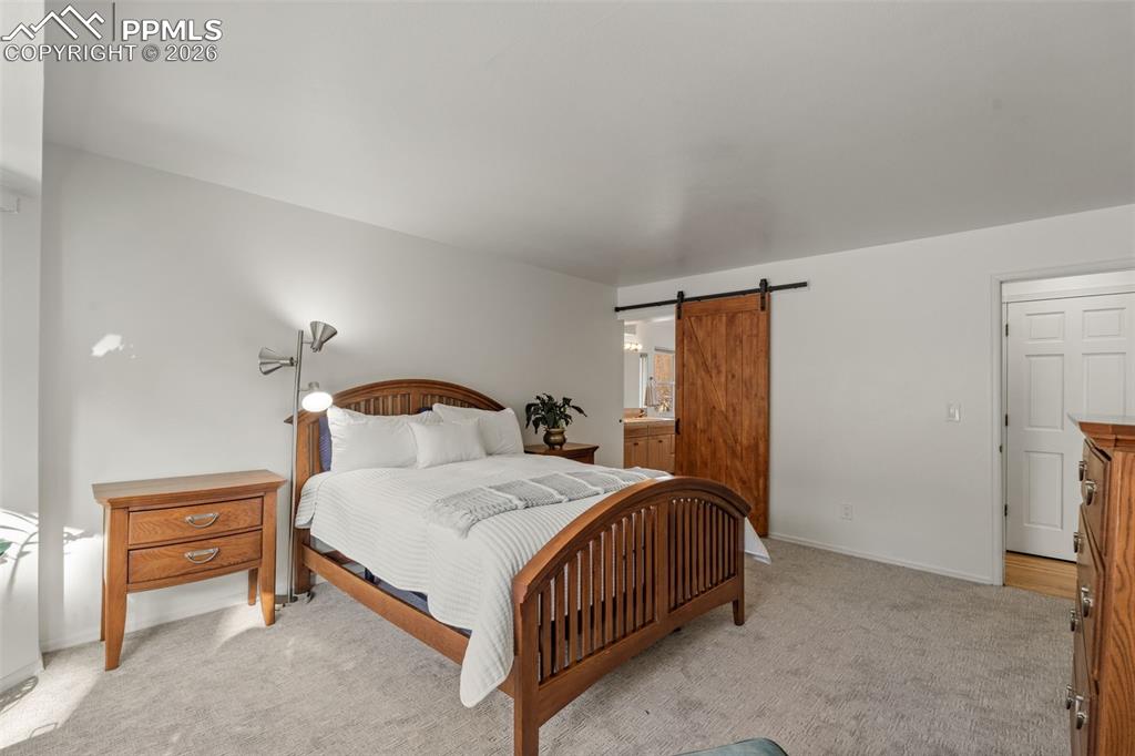 Image 26 of 50: Bedroom