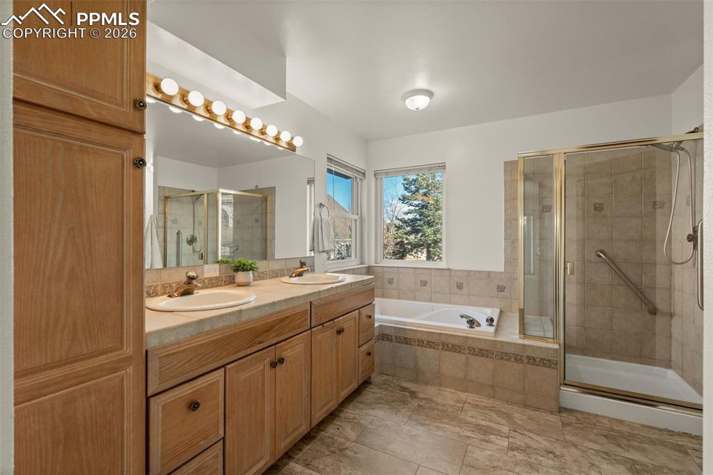 Image 28 of 50: Bathroom