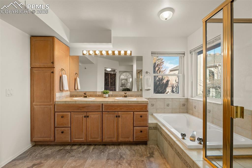 Image 30 of 50: Bathroom