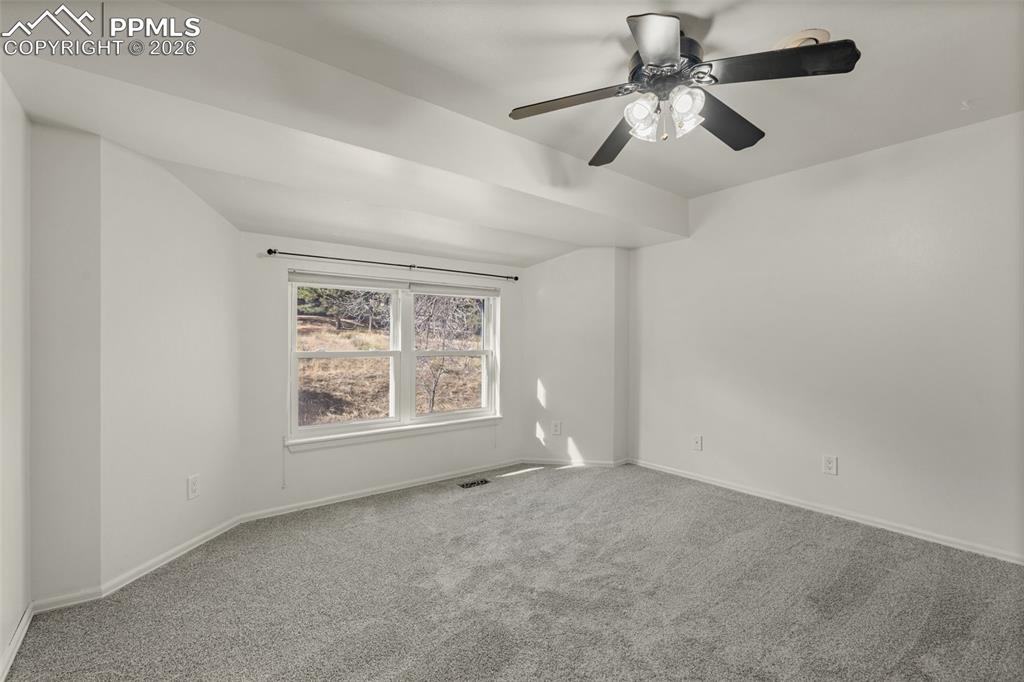 Image 31 of 50: Bedroom